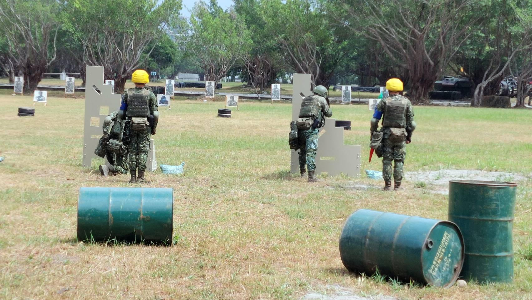陸軍推行實戰化射擊訓練，以不同射擊姿勢模擬戰鬥過程，讓射擊戰技更貼近作戰所需。(歐陽夢萍 攝)