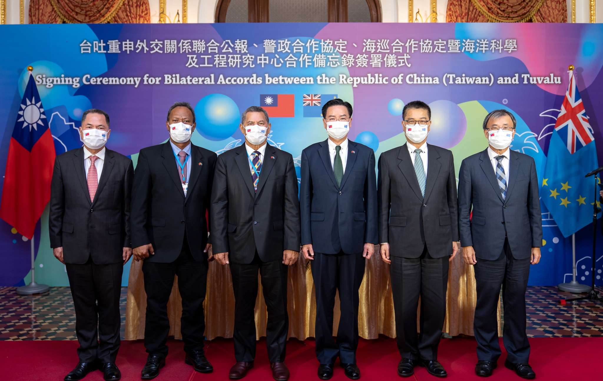 拿塔諾總理（左3）及田互魯部長（左2）與外交部長吳釗燮（右3）、內政部長徐國勇（右2）、海洋委員會代理主任委員周美伍（左1）及國立中山大學校長鄭英耀博士（右1）合影。(圖:外交部)