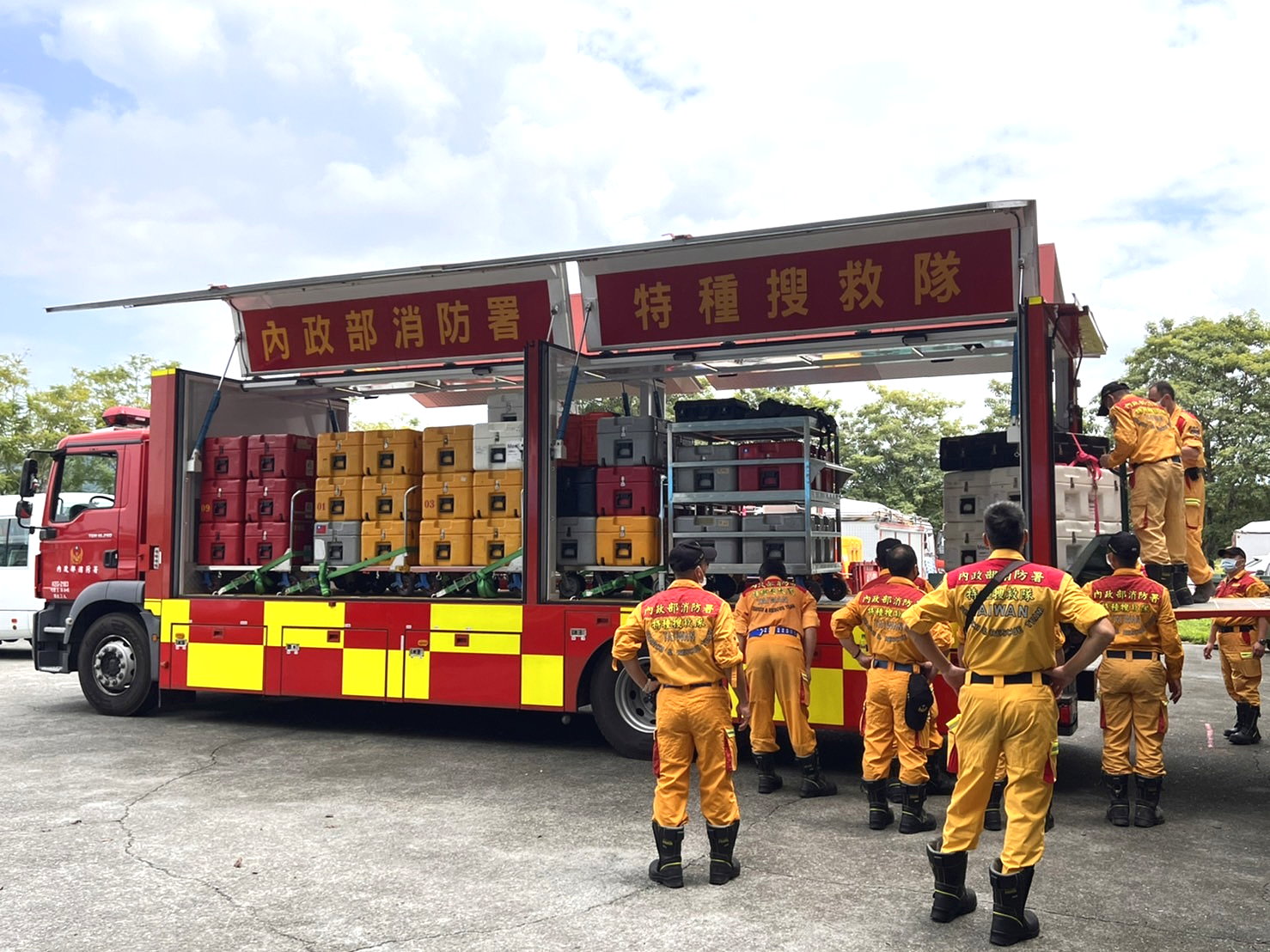 消防署特種搜救隊第一時間已完成國際人道救援任務整備救災，隨時可出動至四川進行救援。(消防署提供)