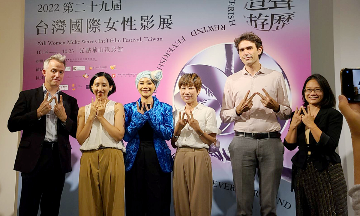 第29屆台灣國際女性影展將於10月14日起於光點華山電影館盛大揭幕，今年影展以「造聲遊歷 Feverish Rewind」為主題，並邀請金曲歌后、排灣族創作歌手阿爆(左三)擔任影展大使。(江昭倫 攝)