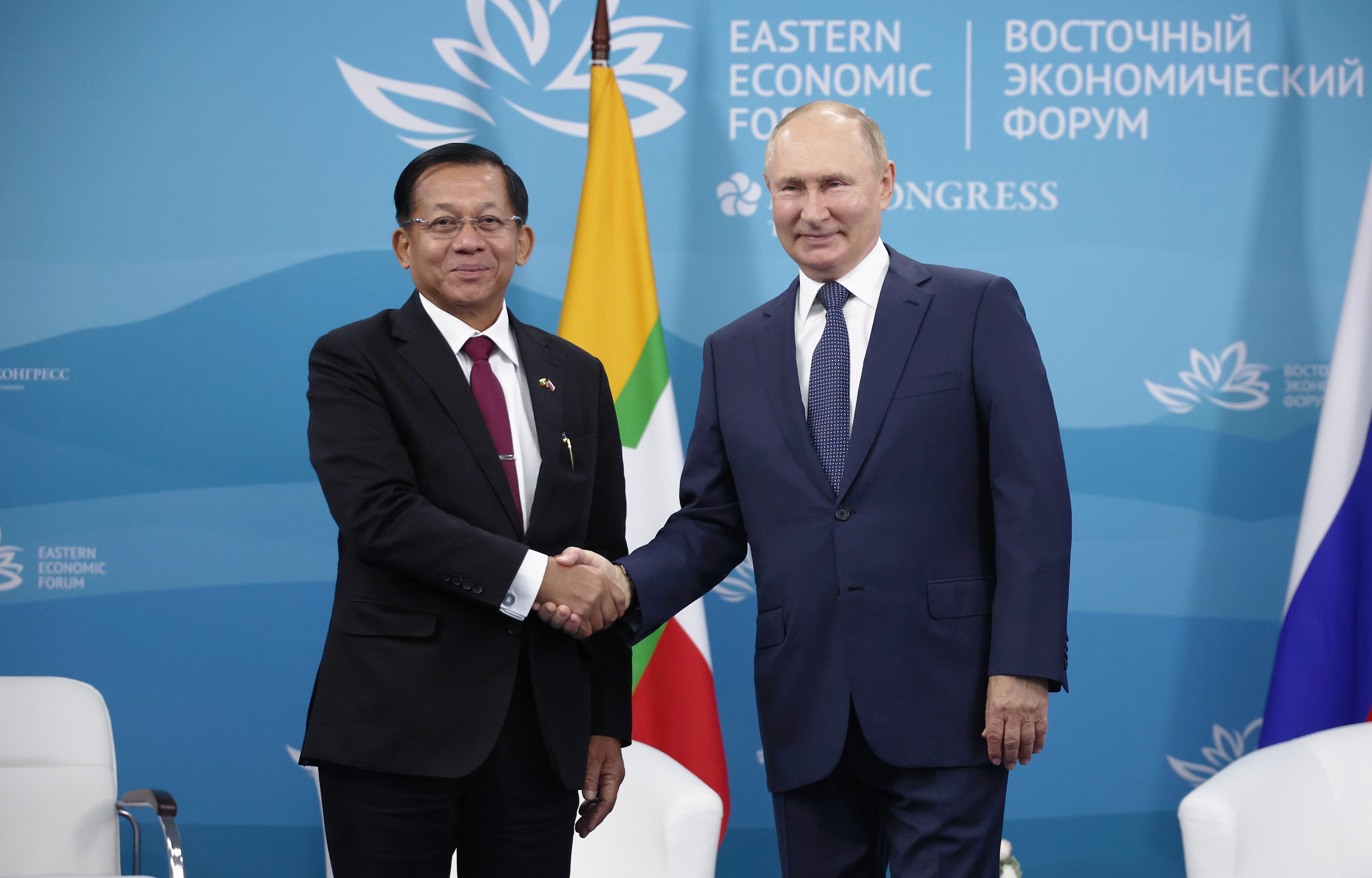 俄羅斯總統蒲亭(Vladimir Putin)7日在東方經濟論壇(Eastern Economic Forum)，會晤到訪的緬甸軍政府領導人敏昂萊(Min Aung Hlaing)。(AFP)