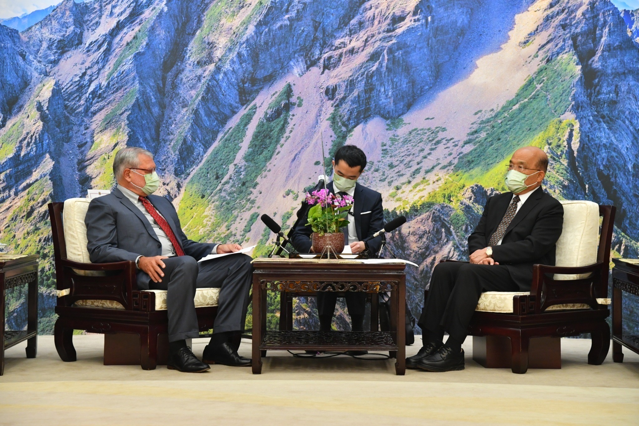 行政院長蘇貞昌日前接見聯合國反貪腐公約第二次國家報告國際審查委員一行。(圖：行政院)