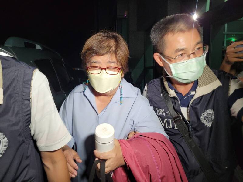 宜蘭縣羅東鎮長吳秋齡疑涉賄選，6日深夜遭法務部調查局宜蘭縣調查站約談後，被送往宜蘭地方檢察署接受複訊。 (圖：中央社)