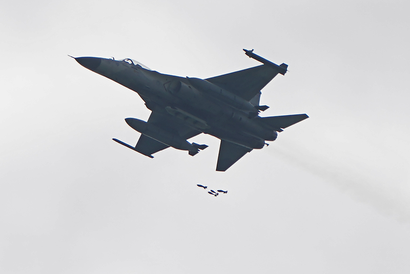 空軍2日表示，清泉崗基地1架IDF戰機晚間例行訓練返場時，因起落架指示不正常，經飛行員依技令處置後平安降落，原因正由專案小組調查中。(資料照/中央社)