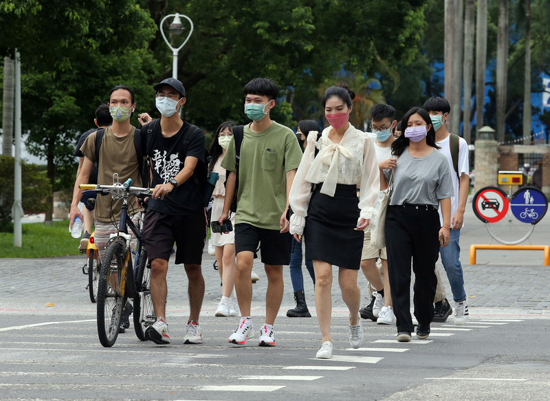 6日校園口罩鬆綁，教育團體指出，各校已做好溝通，上路後除通勤、餐廳等環境，戴或不戴口罩都尊重自主意願，避免強制。(圖:中央社)