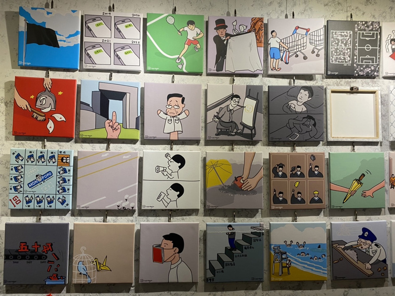 「港區國安法」實施後，越來越多的香港人移居海外，亦開始有不少作品在海外出版或發行。圖為香港政治漫畫家vawongsir在台展出的作品一隅。(圖：中央社資料照片)