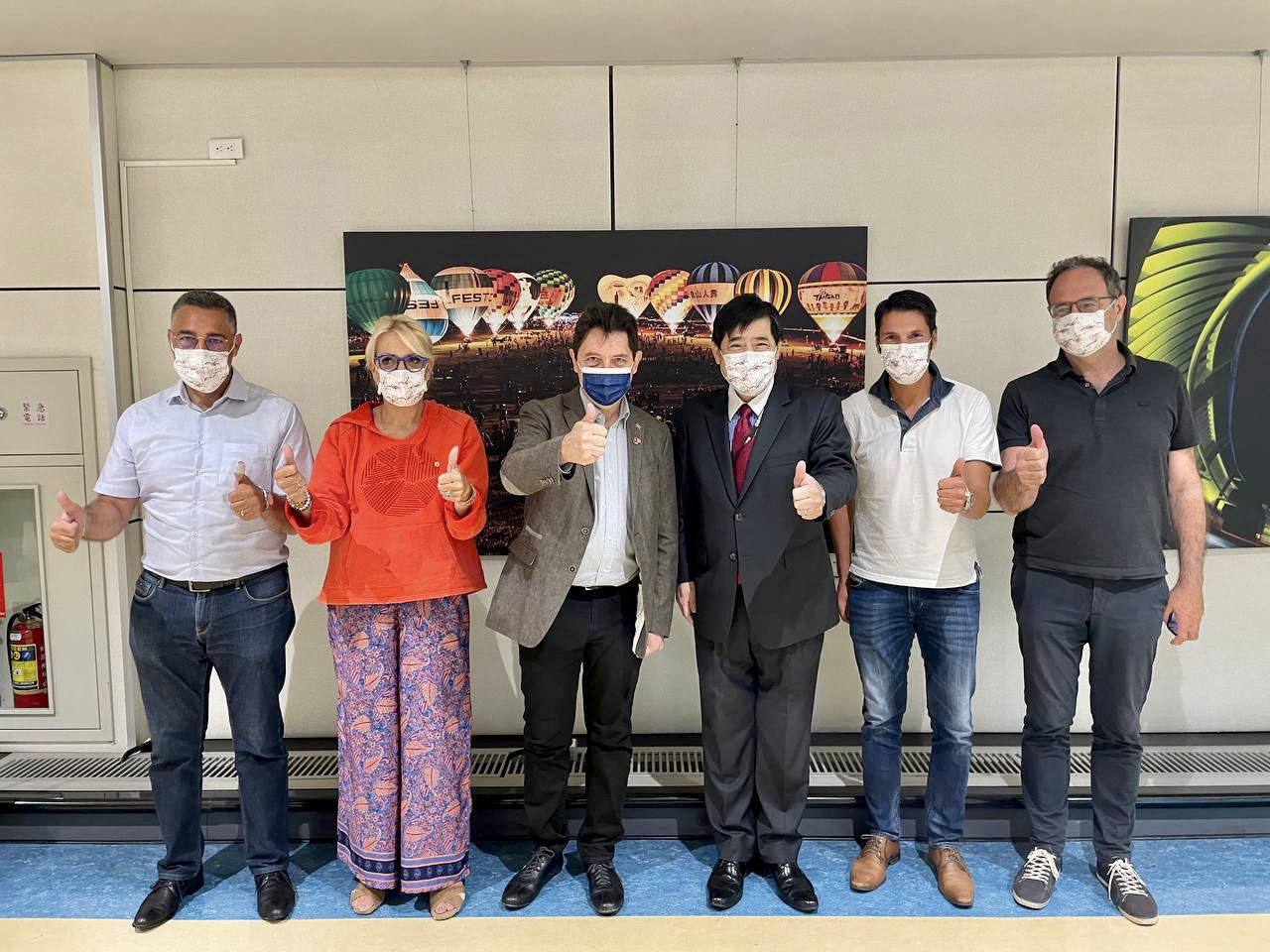 法國參議院歐洲事務委員會副主席貝勒發(Cyril Pellevat,右2)7日上午率團搭機抵台。 (圖:外交部)