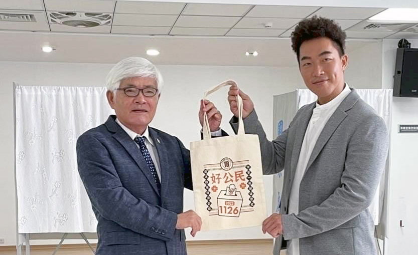 為了鼓勵民眾踴躍票，中選會請來職棒球星郭泓志拍攝影片，宣導18歲公民權修憲複決案。(中選會提供)