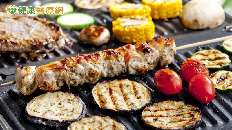 居家烤肉不同於戶外烤肉，有通風、電線過載等問題，加上食材的運用，處理不當容易造成急性腸胃炎。(圖：健康醫療網 提供)