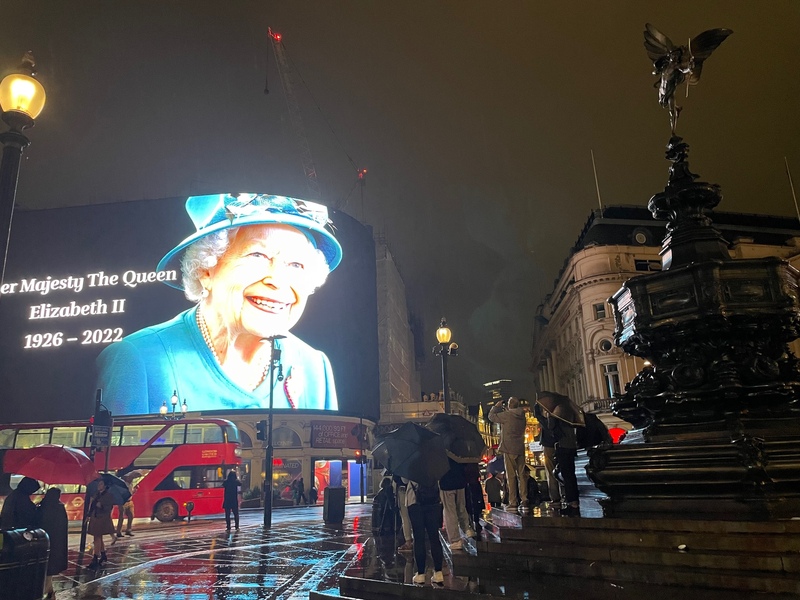 英國女王伊莉莎白二世8日辭世，享耆壽96歲。圖為倫敦著名地標比卡迪里廣場大螢幕打出巨幅緬懷圖文。(圖：中央社)