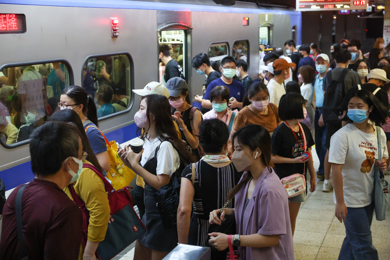 圖為中秋連假第一天，民眾在台北車站搭乘台鐵列車。 (圖：中央社)