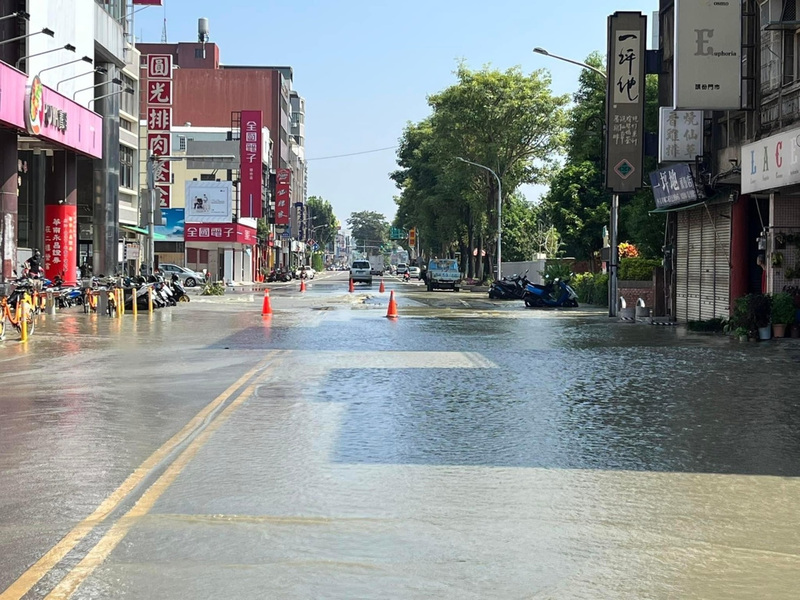 苗栗縣頭份市中華路9日發生自來水爆管事件，大量自來水和泥漿滲出路面，影響交通。（苗栗縣議員陳光軒提供） (圖：中央社)