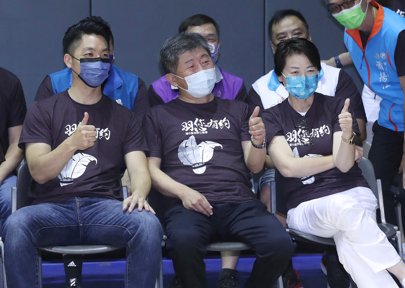 第8屆「羽您有約」羽球公益賽9日在台北市體育館舉辦開幕儀式，邀請無黨籍台北市長參選人黃珊珊（前排右起）、民進黨台北市長參選人陳時中、國民黨台北市長參選人蔣萬安一同出席揭幕。(圖：中央社)
