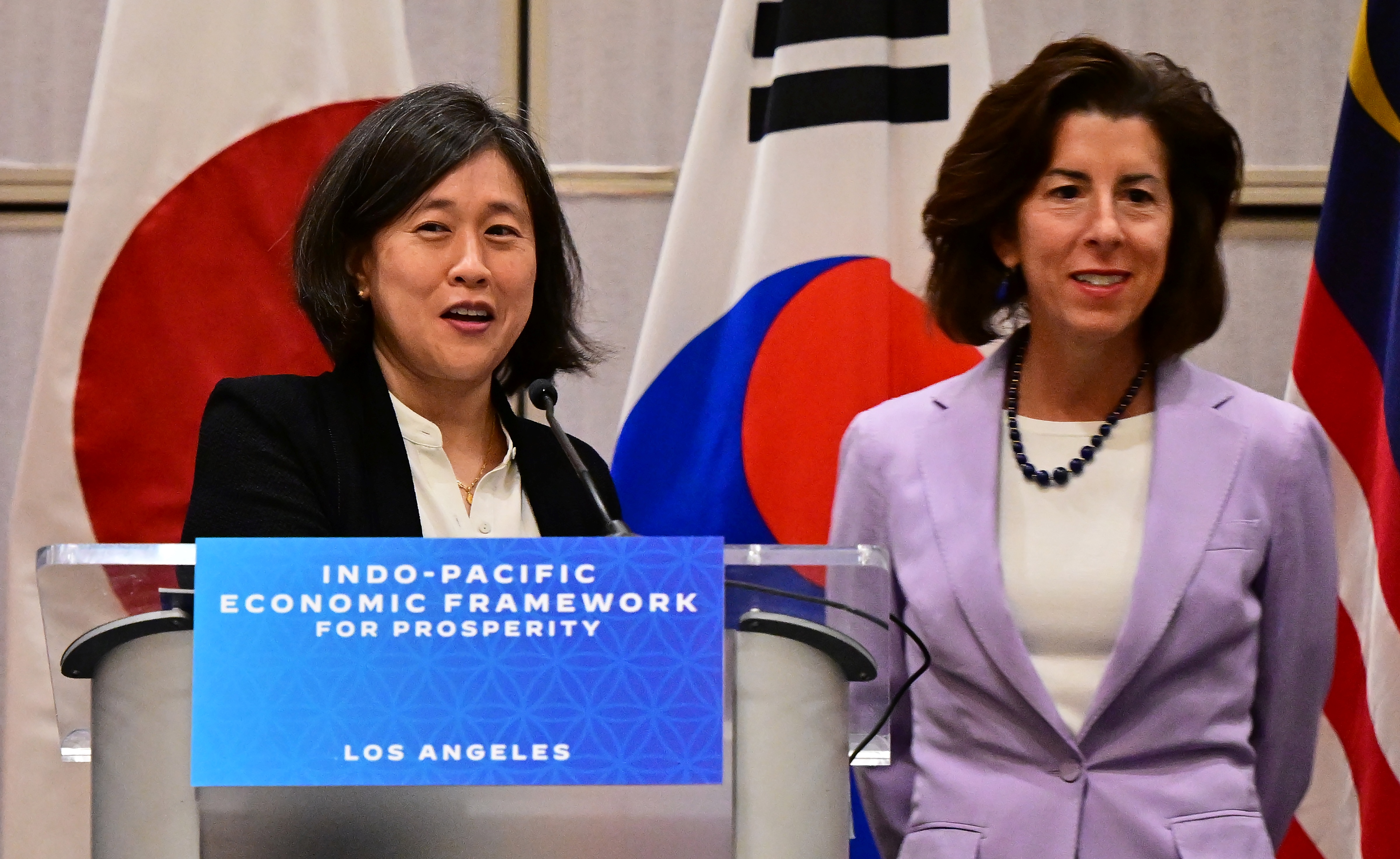 美國貿易代表戴琪與商務部長雷蒙多，8日在洛杉磯舉行的「印太經濟架構」(IPEF)會議開幕時發表演說。 (AFP)