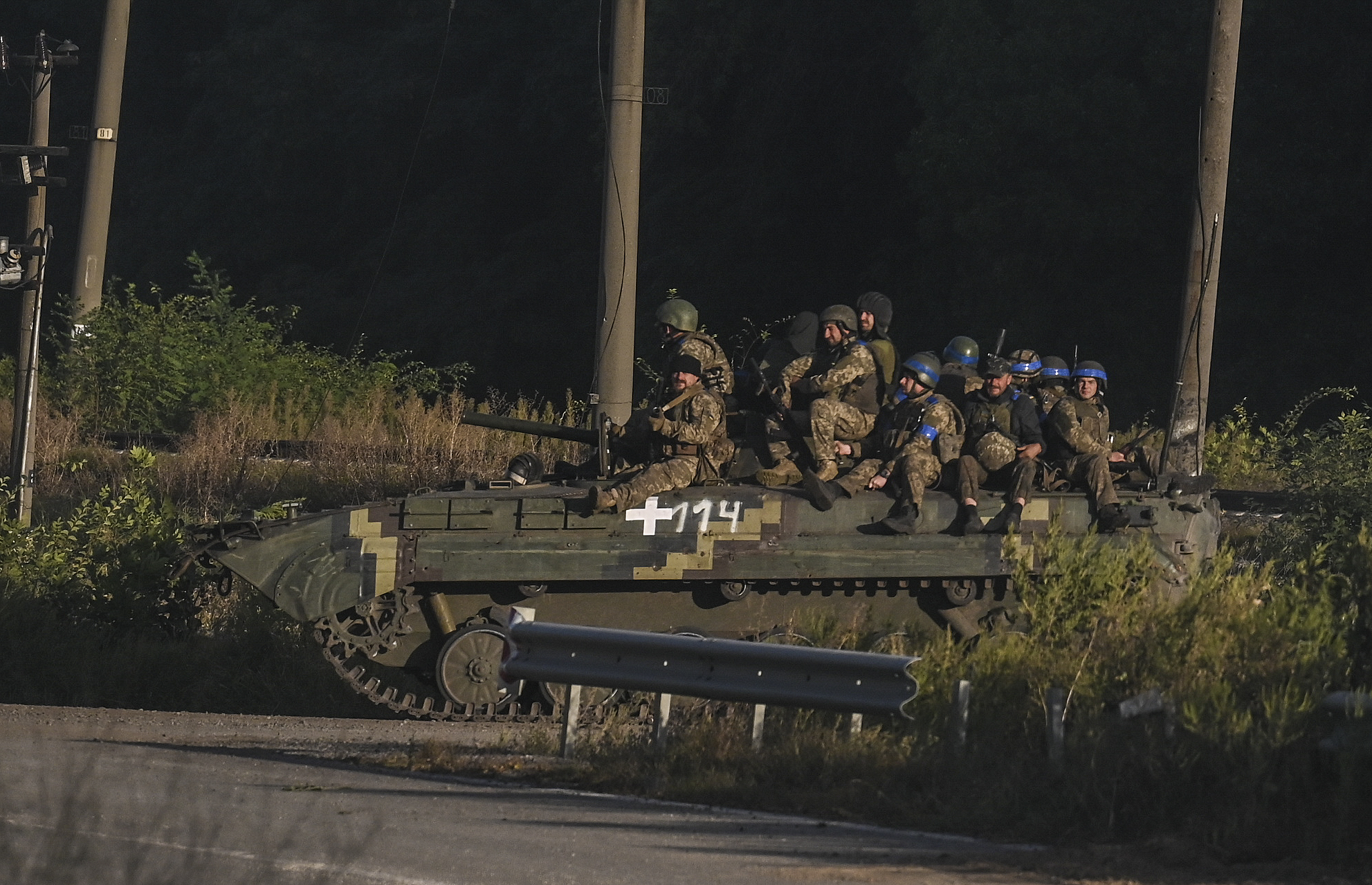 圖為烏國武裝車輛行駛於哈爾科夫區。(AFP)
