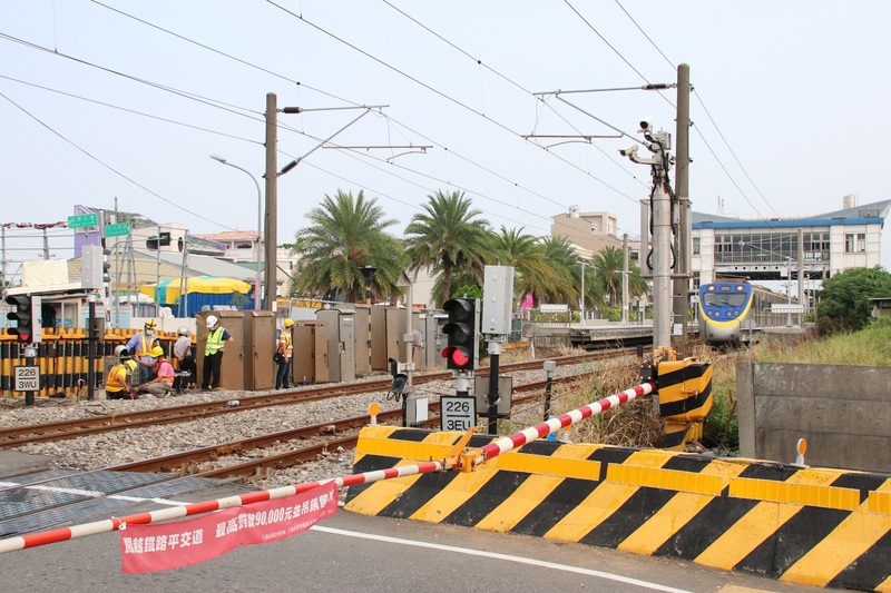 彰化縣大村鄉中正西路平交道發生故障，平交道柵欄桿子呈放下狀態，台鐵人員10日持續在鐵軌旁搶修設備。(圖：中央社)