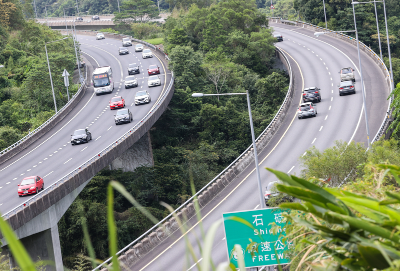 國慶連假第2天，高公局預估國道14個路段易壅塞，午後國道5號北向將實施高乘載管制。圖為國5石碇往坪林路段。 (圖：中央社)
