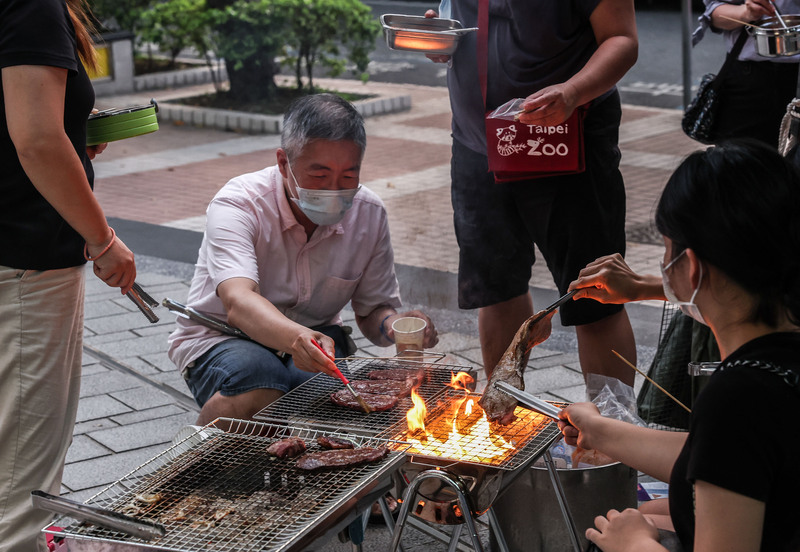 醫師提醒，烤肉時有三大氧化危機，包括燒烤的焦黑物、酒精以及炭火油煙，易誘發身體發炎、病變，甚至癌症。(圖：中央社)