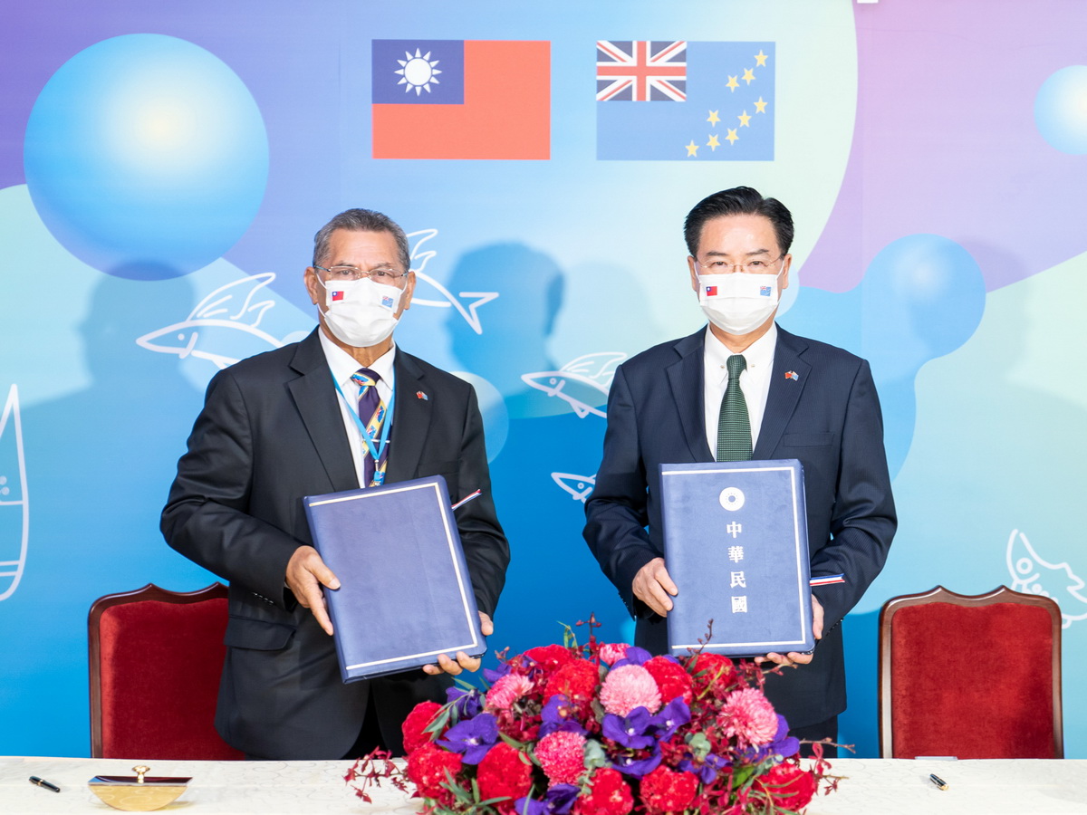 友邦高層政要接連訪台，持續深化彼此的互利互惠夥伴關係；圖為吐瓦魯總理拿塔諾(左)與外交部長吳釗燮(右)簽署「重申外交關係聯合公報」 (外交部提供)