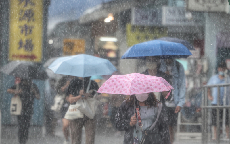 颱風梅花逼近。圖為台北民眾走在公館商圈撐傘避雨。(圖：中央社)