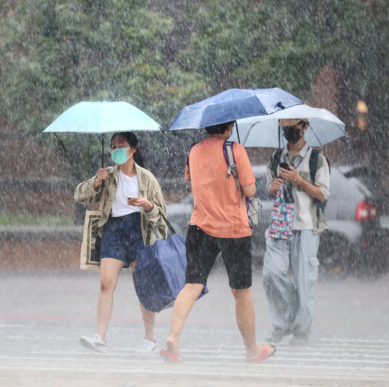 在中颱「梅花」影響下，台灣北部及東北部成為降雨熱區。 (圖：中央社)