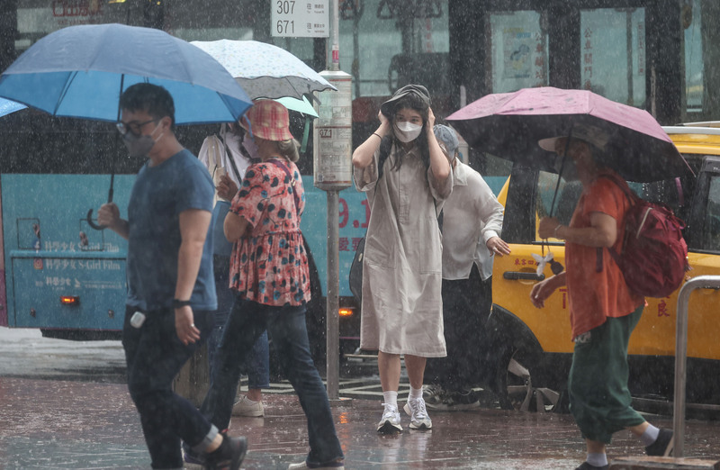 梅花外圍環流影響 中部以北上半天雨勢仍明顯。 (圖：中央社)