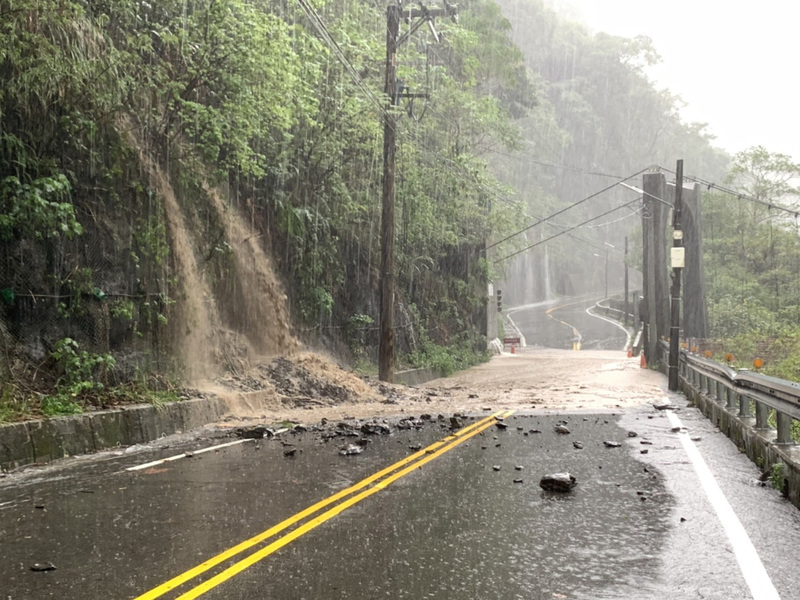 因颱風梅花外圍環流影響，新北市烏來等山區11日降下大雨，造成道路積水落石情形。（里長簡凱傑提供） (圖：中央社)