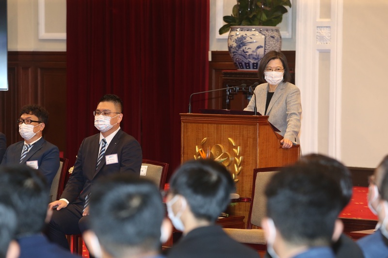 總統蔡英文（後右）12日在總統府接見「國際青年商會中華民國總會第70屆菁英幹部」，並發表致詞。(圖：中央社)