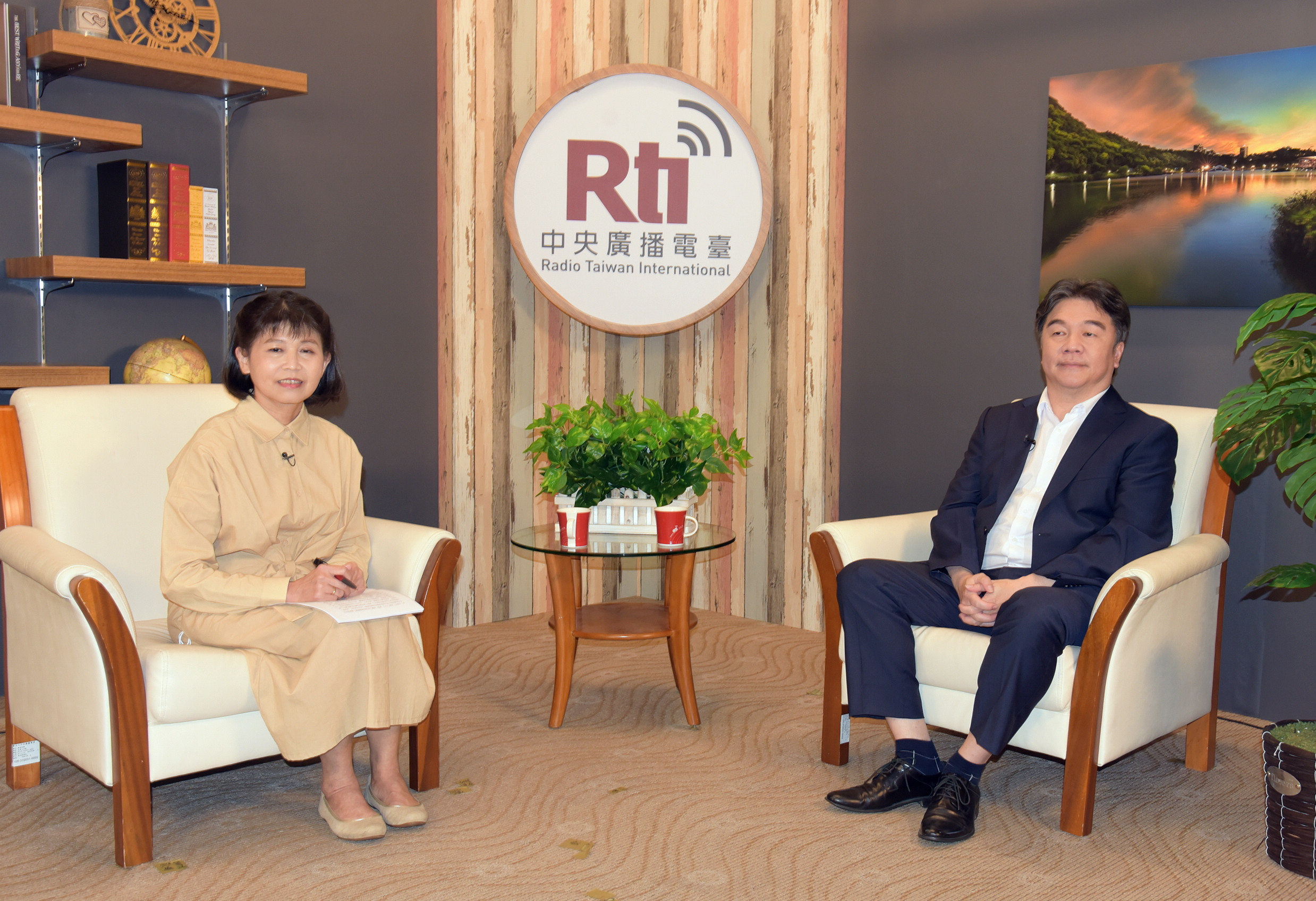 中央流行疫情指揮中心指揮官王必勝(右)接受中央廣播電台《兩岸ING》節目專訪。(江麗華攝)