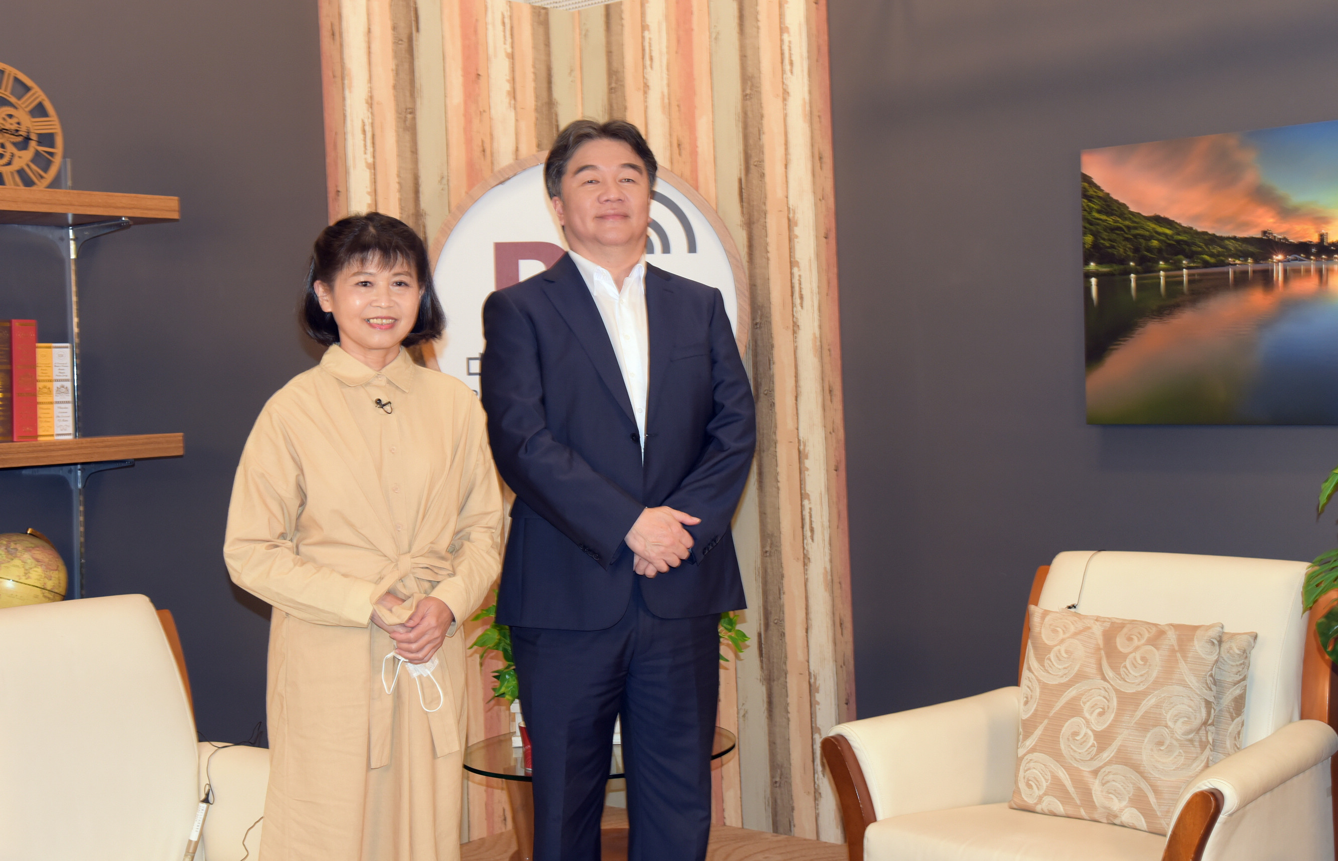 中央流行疫情指揮中心指揮官王必勝(右)接受中央廣播電台《兩岸ING》節目專訪。(江麗華攝)