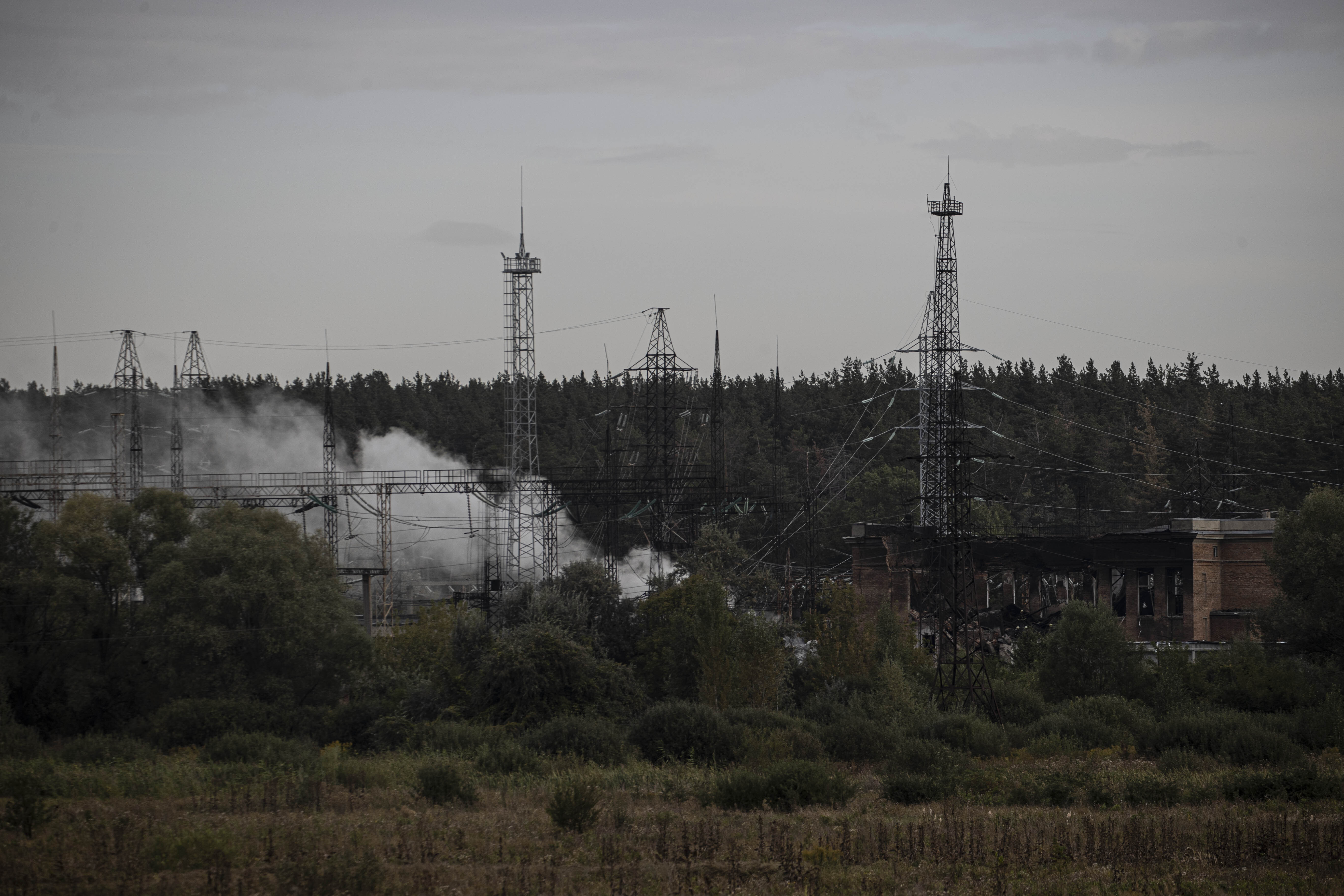 烏克蘭能源部19日表示，儘管俄羅斯對電力基礎設施發動一系列攻擊，但烏克蘭的電力供應仍在控制之中，沒有必要恐慌。圖為烏克蘭消防隊撲滅遭俄軍火箭攻擊而起火的電廠。(AFP)
