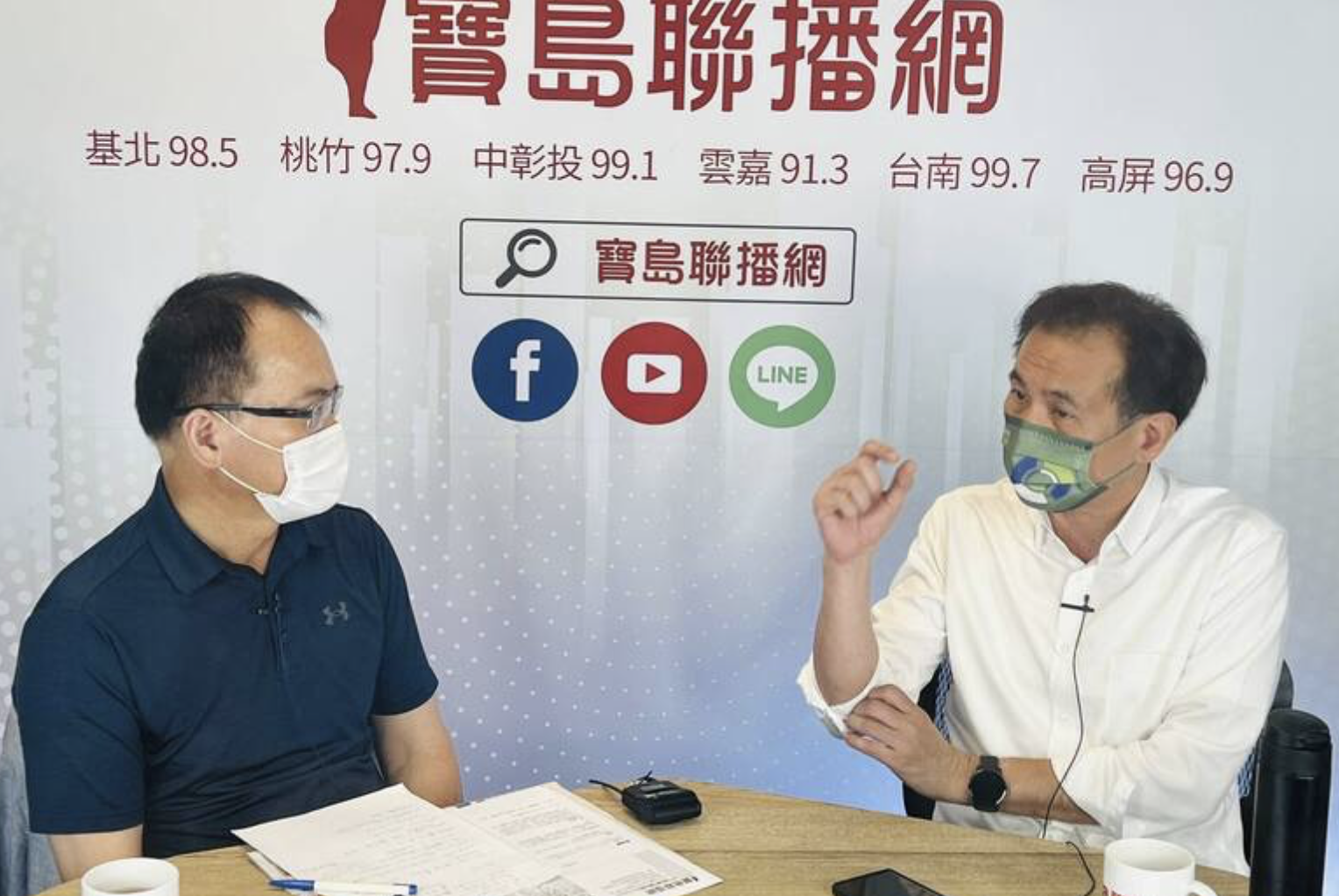 民進黨桃園市長參選人鄭運鵬(右)12日前往寶島聯播網接受專訪。(鄭運鵬辦公室提供)