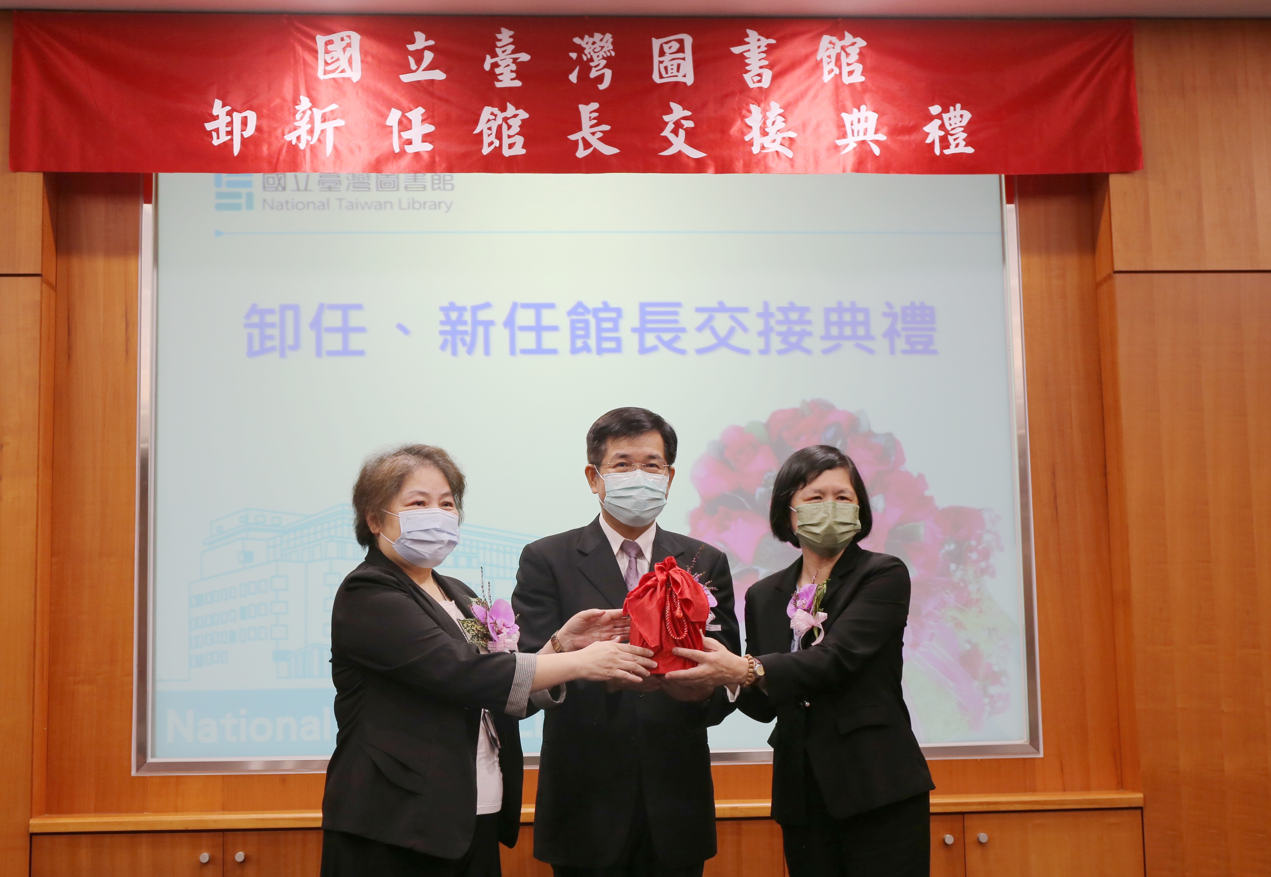 在教育部長潘文忠(中)監交下，李秀鳳(左)將台圖館長印信交給曹翠英(右)，李秀鳳轉任科工館館長。