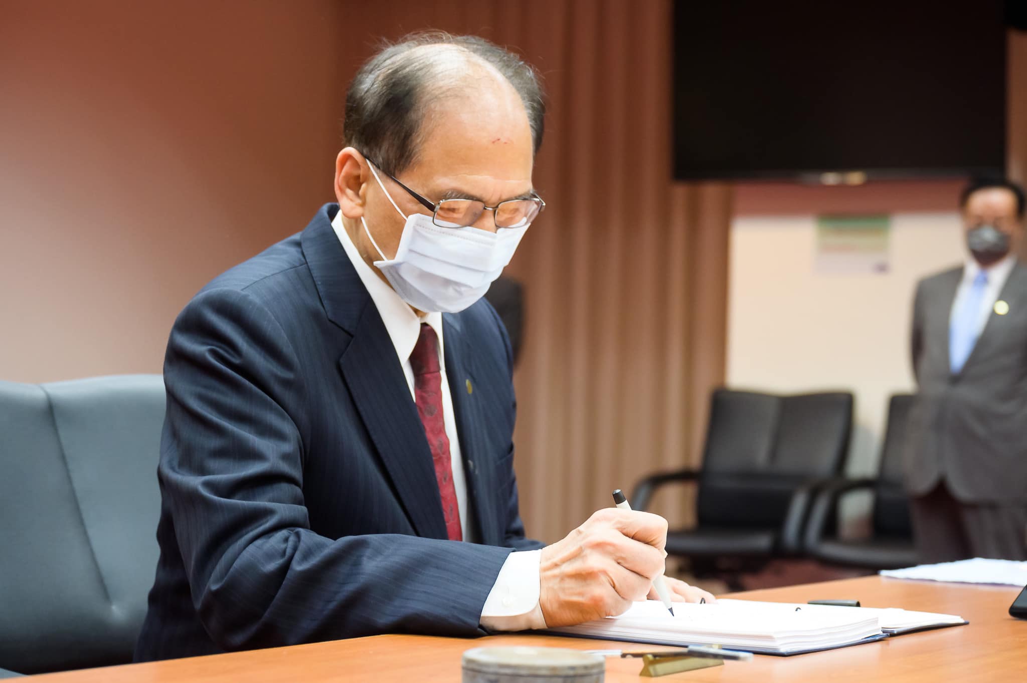 立法院長游錫堃16日召集朝野協商本會期開議日期，最後敲定於23日開議。(圖：游錫堃臉書)