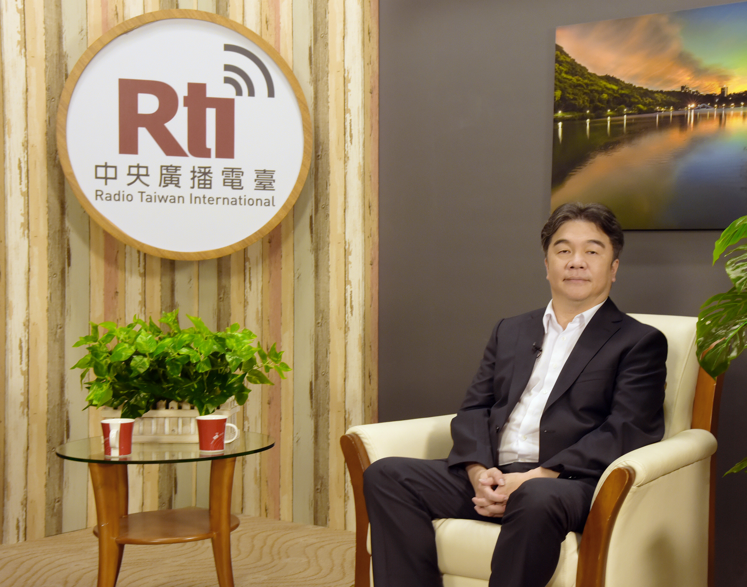 中央流行疫情指揮中心指揮官王必勝12日接受央廣專訪。(江麗華攝)