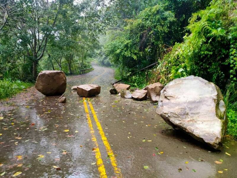 苗栗縣南庄鄉苗21線道路通往神仙谷路段，13日發生巨石崩落，阻斷交通。（苗栗縣議員楊文昌提供） (圖：中央社)