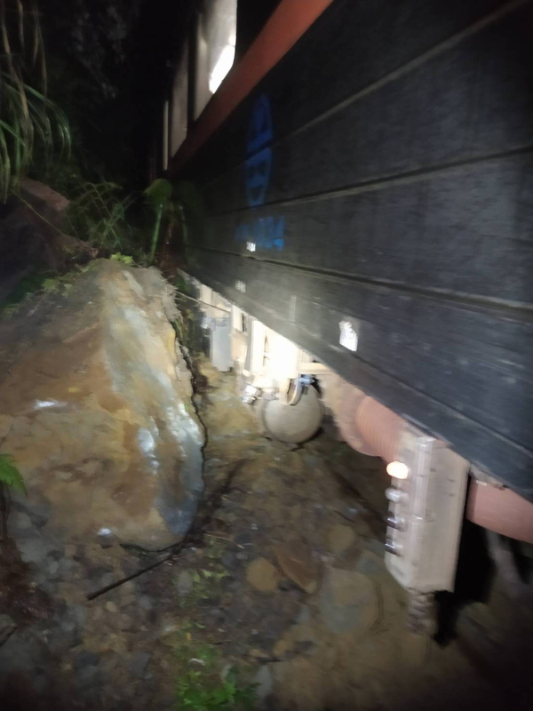 颱風梅花豪雨影響，一列台鐵平溪線列車13日清晨近5時，因煞車不及，撞上邊坡滑落巨石，列車上無旅客，司機也沒受傷；台鐵封閉十分-菁桐間路線。（台鐵提供） (圖：中央社)