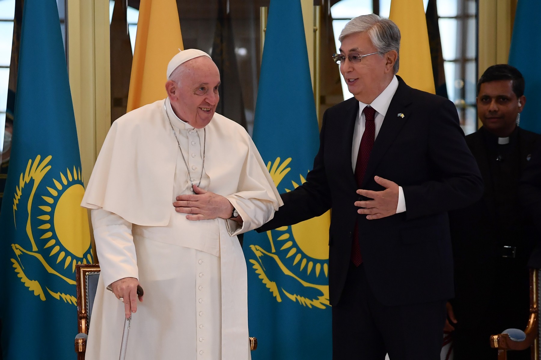 85歲的天主教教宗方濟各(Pope Francis)與哈薩克總統托卡葉夫(Kassym-Jomart Tokayev)會面。(AFP)