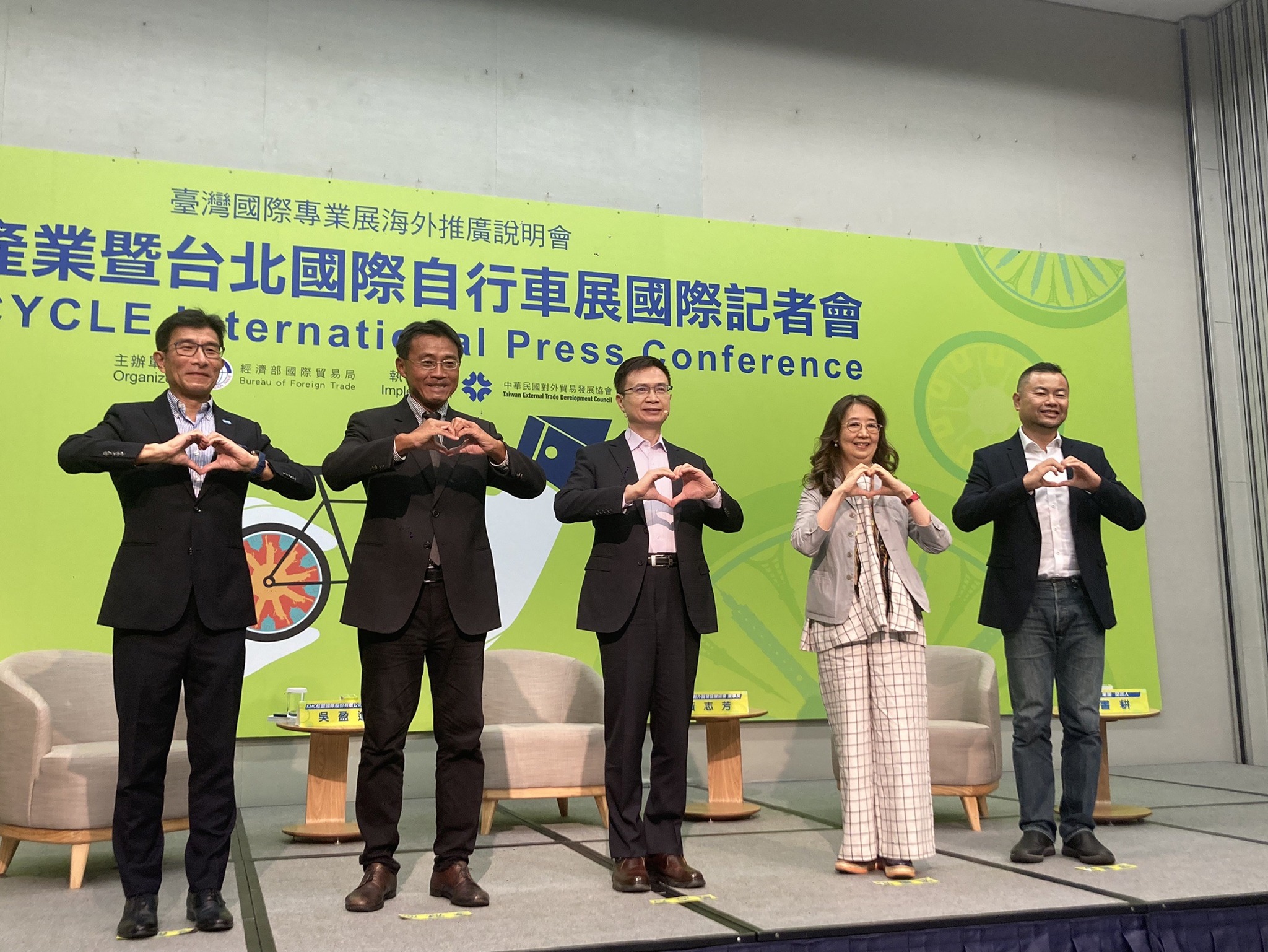 外貿協會董事長黃志芳(中)指出，2023年台北國際自行車展報名參展規模已回到2019年的8成5，盼明年展覽能回疫情前盛況。(謝佳興 攝)