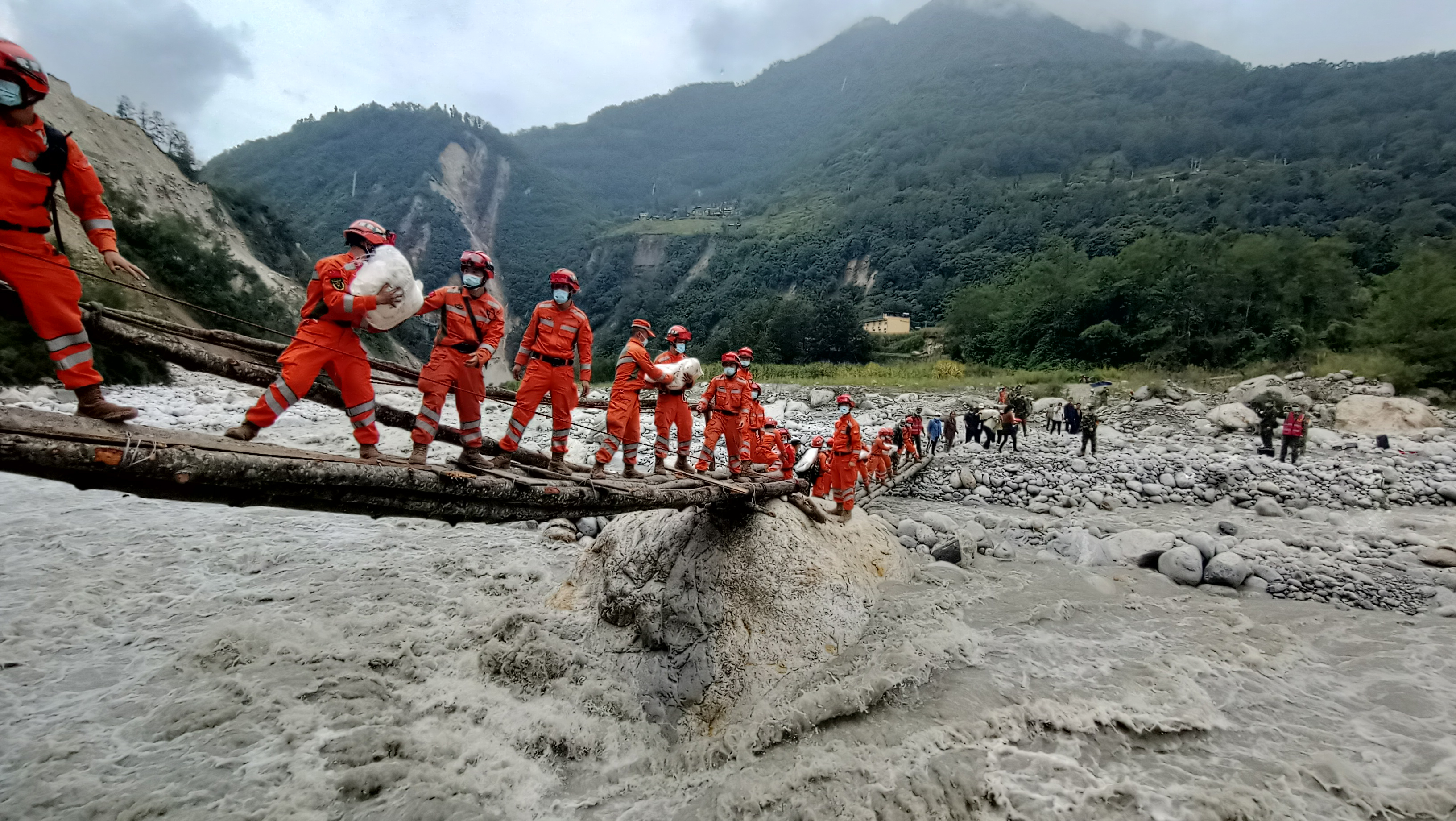 中國四川省瀘定縣5日中午發生規模6.8強震。圖攝於9月8日，救援人員向磨溪鎮運送抗震救災物資。(AFP)
