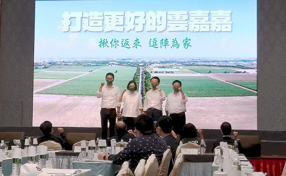 民進黨14日移師雲林召開2022選戰的第一場行動中常會，為民進黨雲林縣長參選人劉建國、嘉義縣長翁章梁及嘉義市長參選人李俊俋聯合造勢。(劉玉秋 攝)