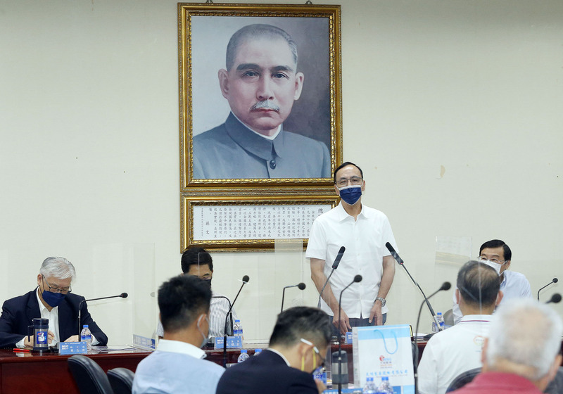 國民黨主席朱立倫（立者）21日在中常會致詞。 (資料照片/中央社)