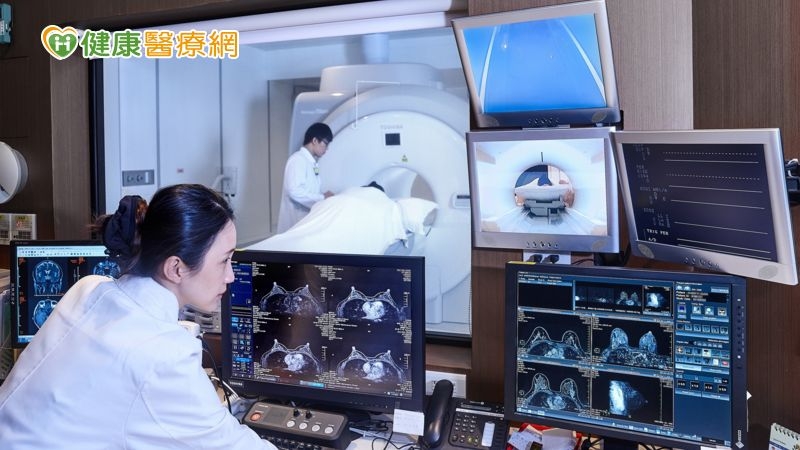 醫師提醒：婦女僅靠自我檢查不易發現早期乳癌，防治的重點，在於定期接受影像檢查。(圖：健康醫療網 提供)