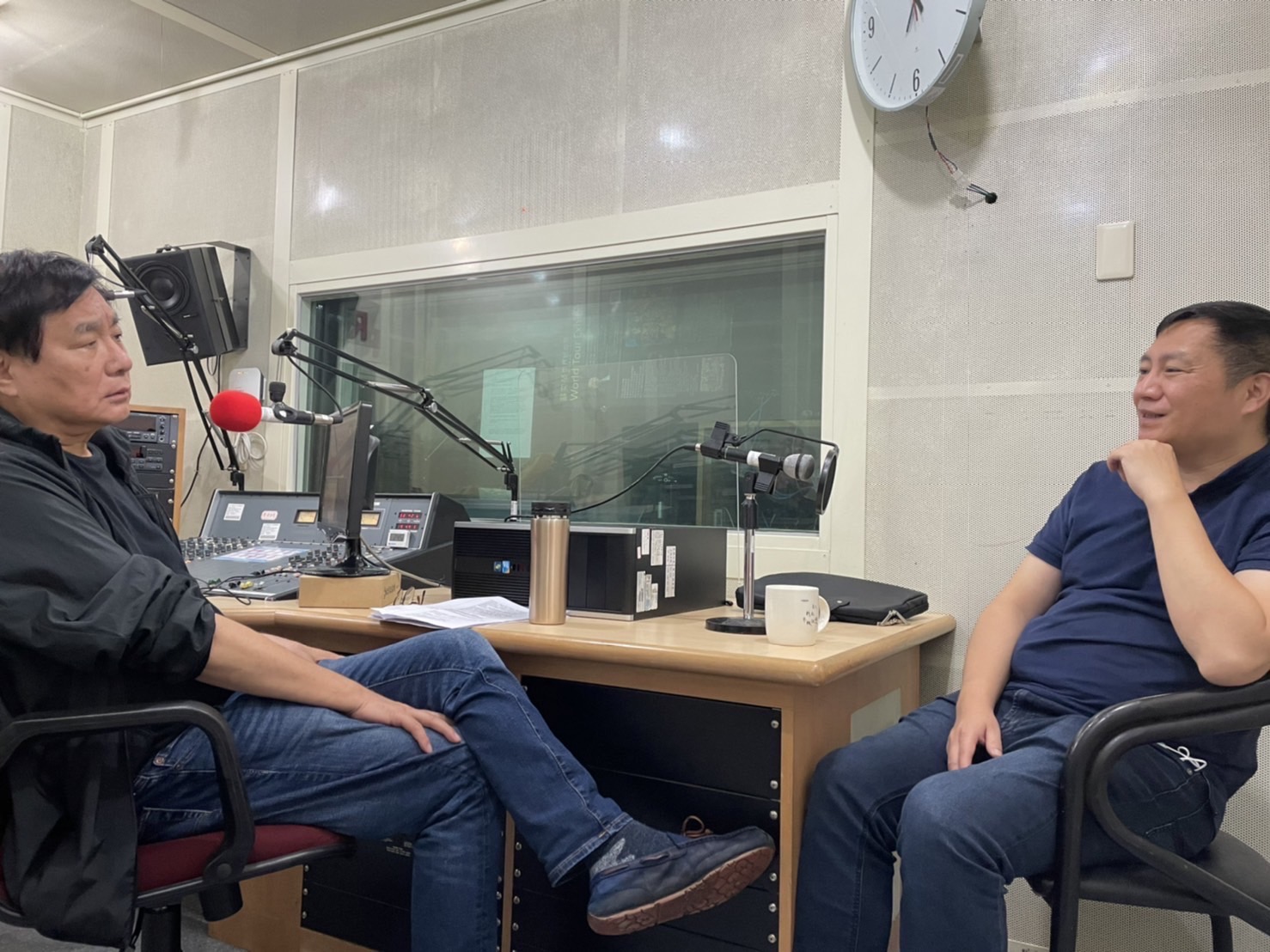 中國民運人士王丹(右)接受《中央廣播電台》「為人民服務-楊憲宏時間」主持人楊憲宏(左)專訪。