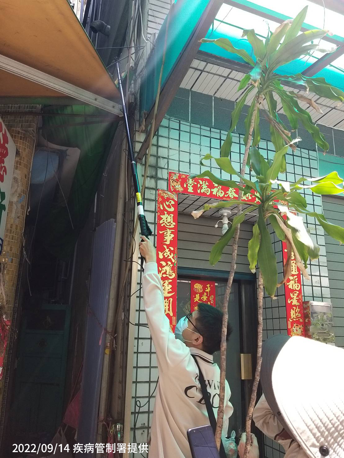 防疫人員在高雄市前鎮區執行孳生源查核。(疾管署提供)
