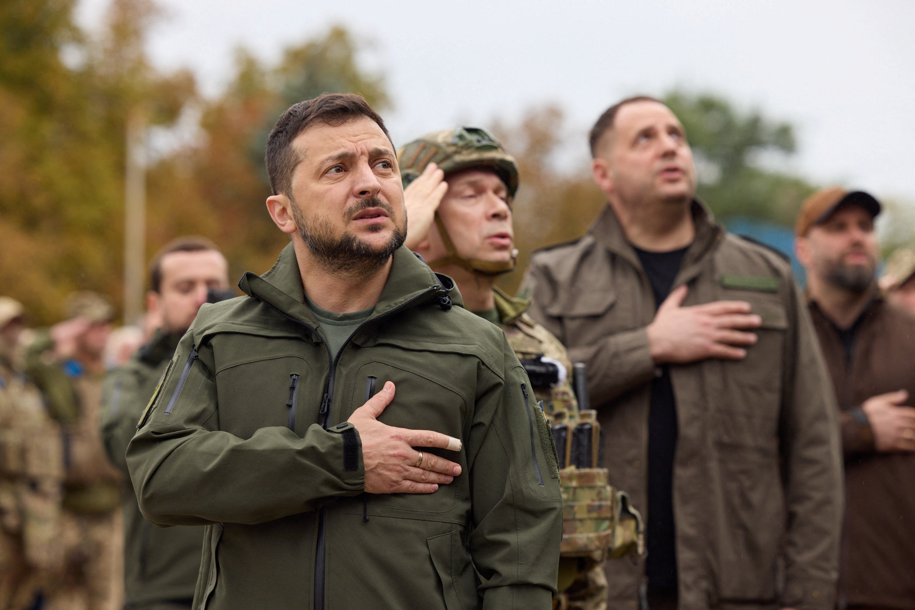 烏克蘭總統澤倫斯基(Volodymyr Zelenskiy)今14日前往新近收復的城市伊久姆(Izium)訪視，感謝他的軍隊從俄羅斯部隊手中奪回失地，並於巿議會外舉行升旗典禮。(路透社/達志影像)