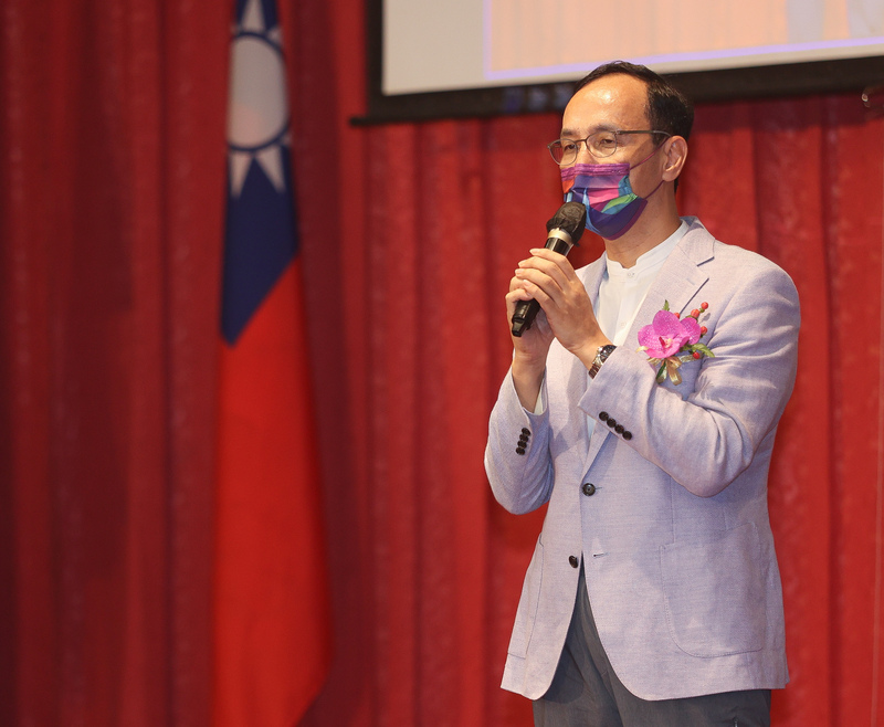 國民黨主席朱立倫3日會見德國國會友台小組主席魏爾胥(Klaus-Peter Willsch)時表示，兩岸經貿關係密切，不應放棄任何與對岸溝通的機會。(圖:中央社)