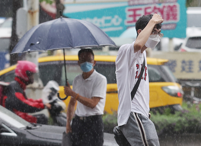東北季風北東易雨 沿海風浪增大。 (圖：中央社)
