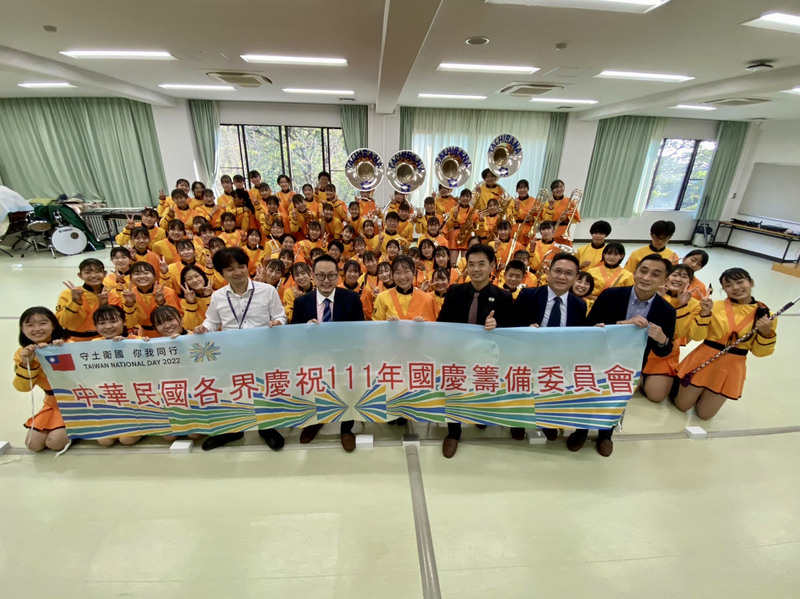 日本京都橘高校吹奏部今年10月將應邀來台，在國慶典禮上演出。中華文化總會秘書長李厚慶（前左5）15日赴京都橘高校親自遞送邀請函，並向師生致謝。（文總提供） (圖：中央社)