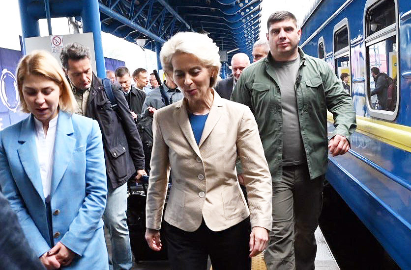 歐盟執委會主席范德賴恩(Ursula von der Leyen，中)15日在推特貼文表示，她正在烏克蘭首都基輔訪問。(翻攝自范德賴恩推特)